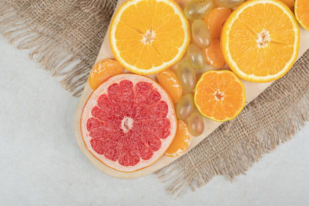 新鲜在木板上放一堆柑橘水果片酸一餐柚子