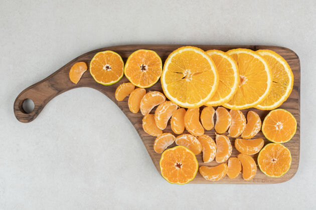 柑橘木板上的橘子和橘子片柑橘熟透美味