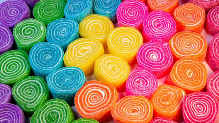招待高角度拍摄的彩色和美味的糖果在一个盘子里糖果块糖