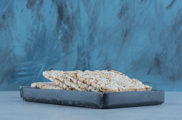 大米一盘放在大理石上的膨化年糕美味美味面筋