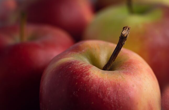生的放在桌子上的红苹果的选择性聚焦镜头有机团体自然