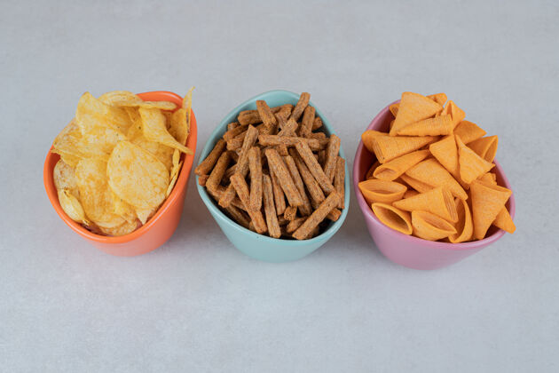 混合五颜六色的碗里有各种薯片和饼干薯条配料营养