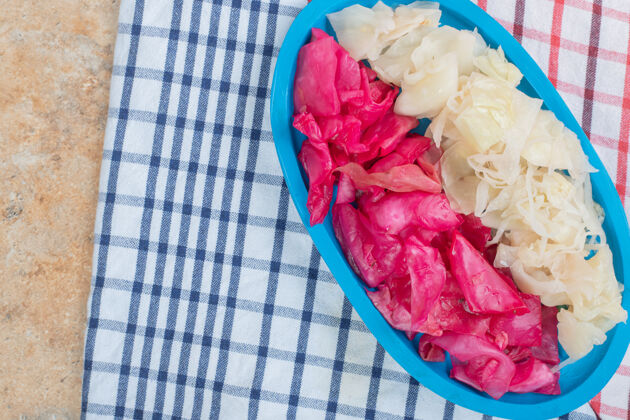 沙拉蓝碟红白发酵白菜有机美味蔬菜