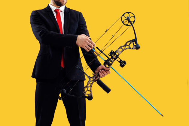 竞争商人用弓箭瞄准目标 孤立在黄色工作室背景上商业 目标 挑战 竞争 成就理念集中武器弓箭手