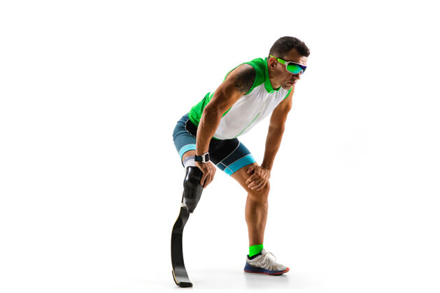 比赛残疾运动员或截肢者隔离在白色工作室背景下专业男性跑步者 带假肢 在工作室训练和练习残疾运动和健活方式理念残疾短跑膝盖