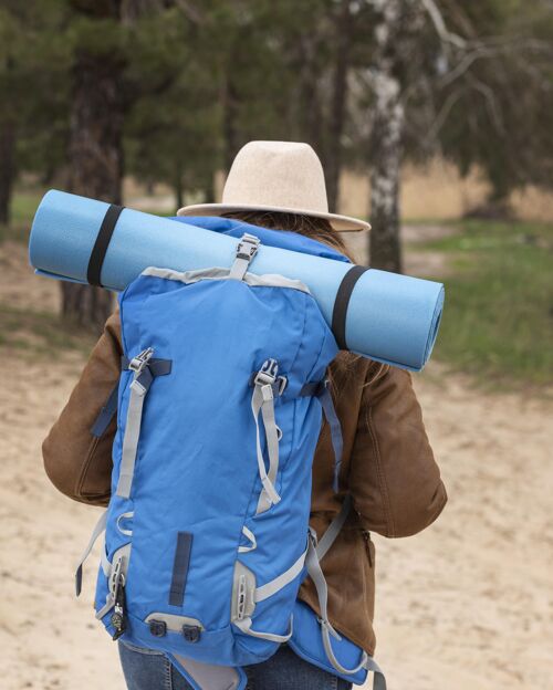 女人中景探险家穿着背包户外旅游中景