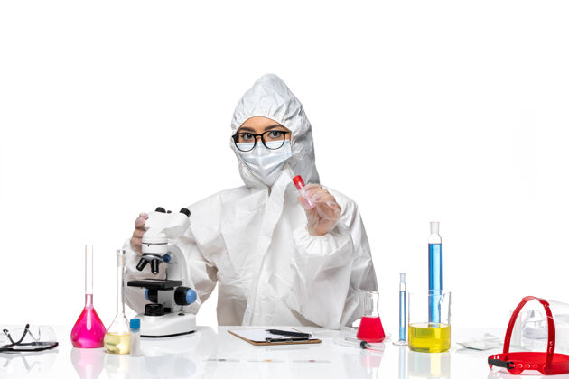 保护罩正面图身着特殊防护服的女化学家正坐在白色背景病毒健康化学冠状病毒上西装正义女化学家