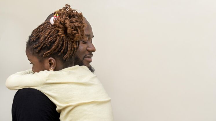 孩子中枪父亲抱着孩子成人非洲父亲身份
