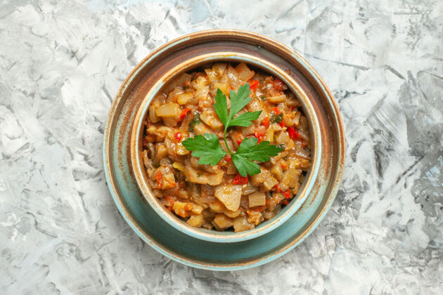 午餐灰色表面上碗中烤茄子沙拉的俯视图汤料理蔬菜