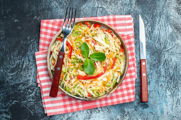 餐点黑色表面上美味蔬菜沙拉的俯视图健康饮食盘子