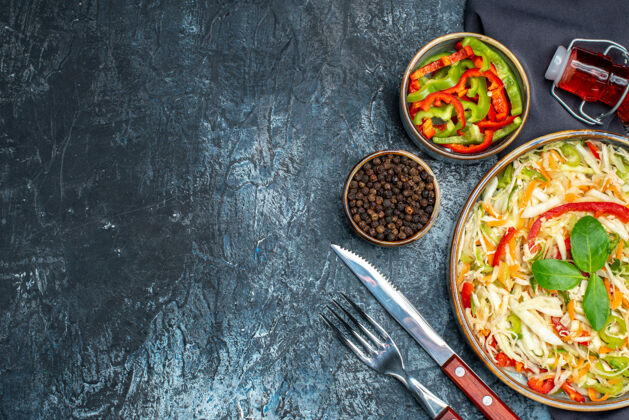 饮食黑色表面上美味蔬菜沙拉的俯视图美食餐厅晚餐