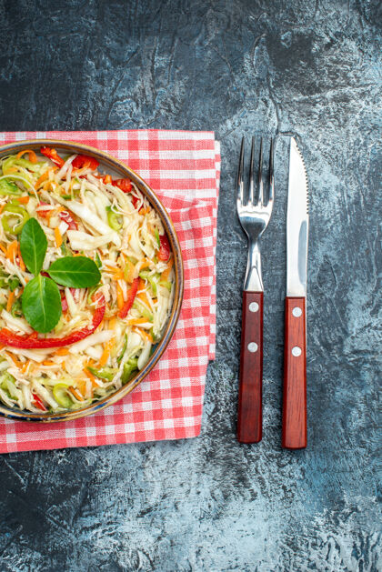 午餐黑色表面上美味蔬菜沙拉的俯视图刀晚餐食物