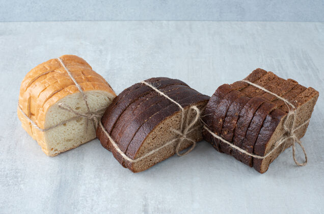 面包各种各样的面包片用绳子捆起来小麦麦片各种