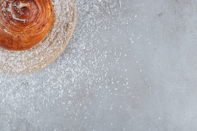 美味放在大理石桌上椰子粉涂层的三角架上的小面包辣味平铺风味