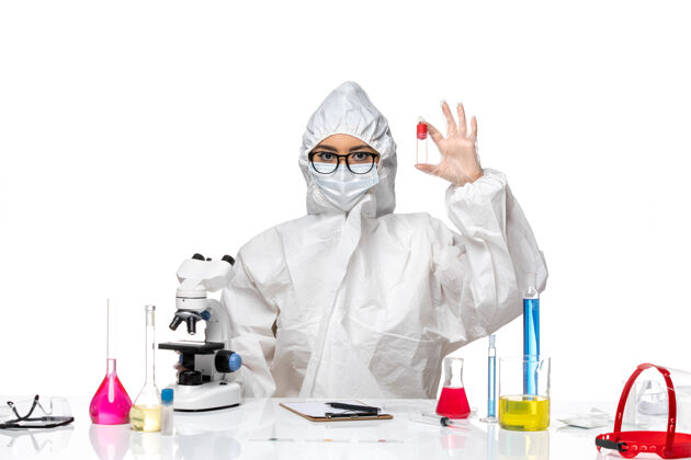 药物正面图穿着特殊防护服的女化学家拿着白色背景上的烧瓶病毒健康化学病毒套装实验室外套专业