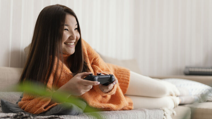 控制器笑脸女孩拿着控制器全拍娱乐视频游戏游戏