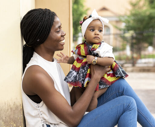 非洲非洲妈妈抱着小女孩中枪生活方式水平女性