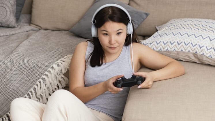 视频游戏玩电子游戏的中枪女人娱乐休闲乐趣