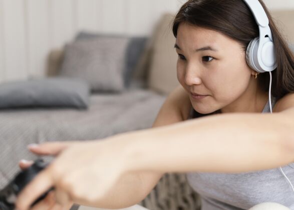 视频游戏女人玩电子游戏特写镜头耳机玩家特写