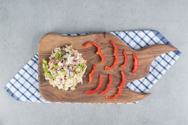 餐具切碎的蔬菜和水果沙拉放在木板上晚餐香料传统