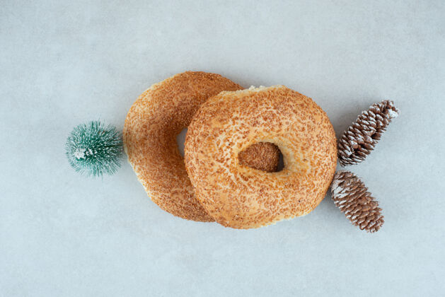 面包房两个美味的百吉饼 还有小圣诞树和松果圆形两个甜筒