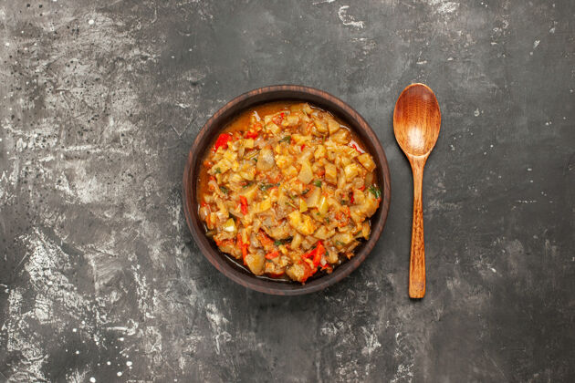 扁豆顶视图烤茄子沙拉碗木勺在黑暗的表面一餐碗烤肉