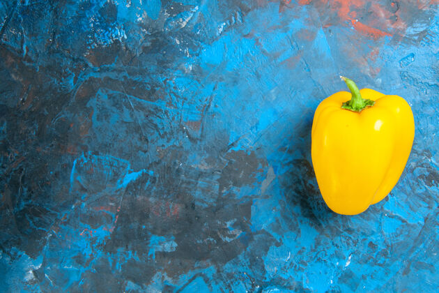 金黄美味蓝色表面上黄色甜椒的顶视图可食用的水果蔬菜吃苹果