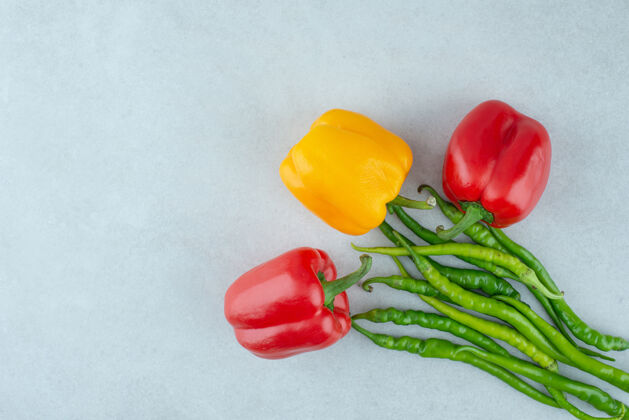 蔬菜蓝色表面有各种铃铛和辣椒成熟的铃铛胡椒