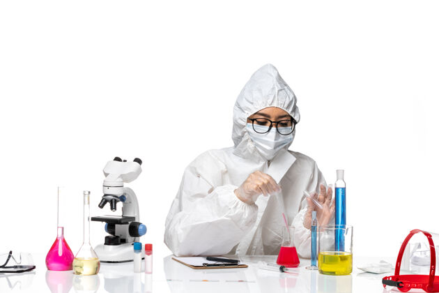 工作前视图穿着特殊防护服的女化学家正在处理白色背景的健康病毒化学溶液实验室病毒女化学家
