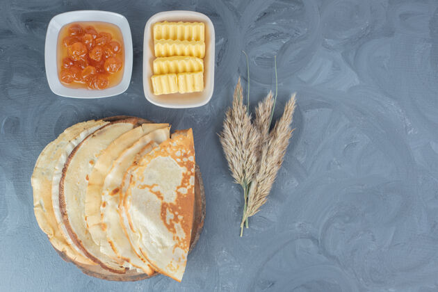 黄油麦秆 薄煎饼 白樱桃果酱和黄油 放在大理石桌上果酱樱桃早餐