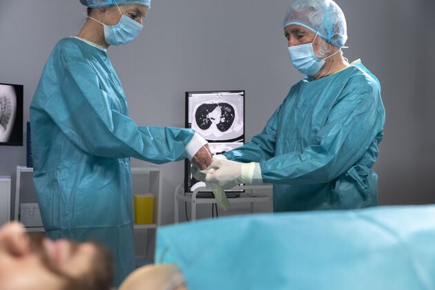 外科医生正在准备手术植入医生手术