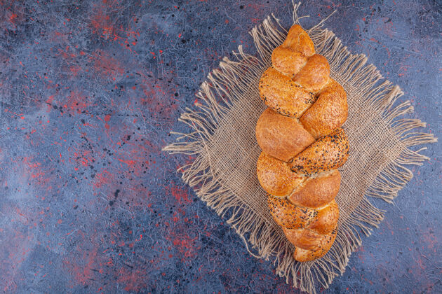 面包美味的法式面包放在茶巾上 蓝色背景背景风味美味