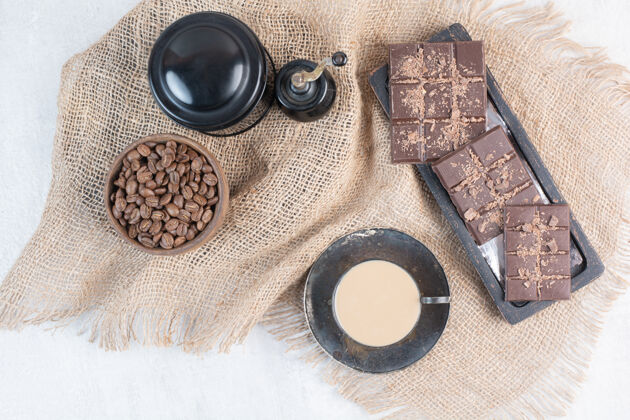 甜点咖啡 巧克力和咖啡豆在粗麻布上咖啡豆咖啡芳香