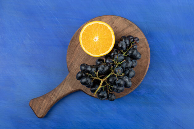 食物把橘子片和葡萄放在木板上美味橙子水果