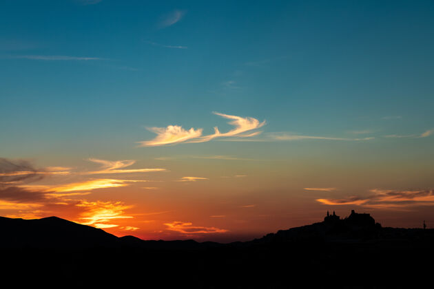 日落剪影拍摄城市景观奥尔维拉 西班牙在一个美丽的日落塔夏天西班牙