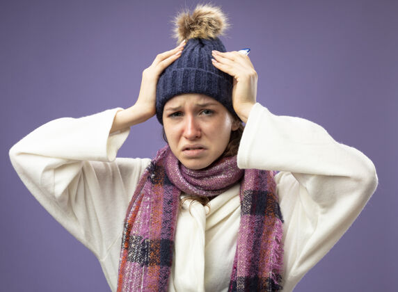 紫色悲伤的生病的年轻女孩穿着白色长袍 戴着冬天的帽子 头上戴着围巾 把紫色的头发孤立起来疾病悲伤头