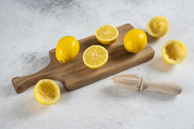 柠檬用木铰刀把整个柠檬切成片维生素c有机橙子