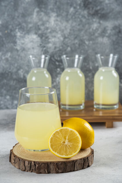 新鲜在木板上放一杯新鲜的柠檬汁有机木头杯子