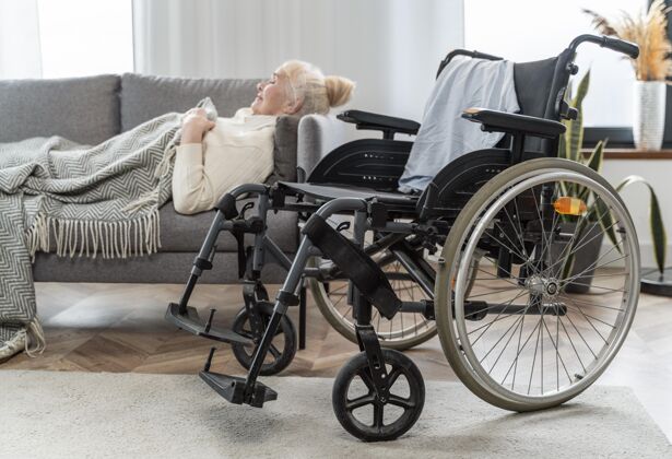 保健老太太躺在轮椅旁边的床上健康老年人室内