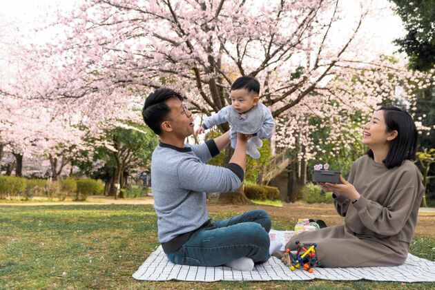 花一家人在户外共度时光日本男人花