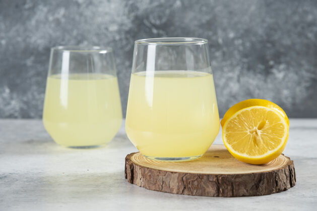 水两杯柠檬片柠檬水罐子木头美味的