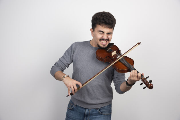 阳刚音乐家对他的小提琴演奏感到紧张进取压力男人
