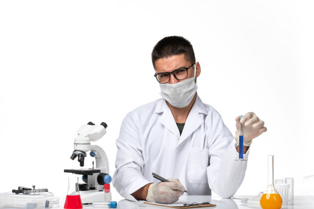 医学正面图：男医生 穿着白色医疗服 戴着面罩 在空白处工作病毒专业医学
