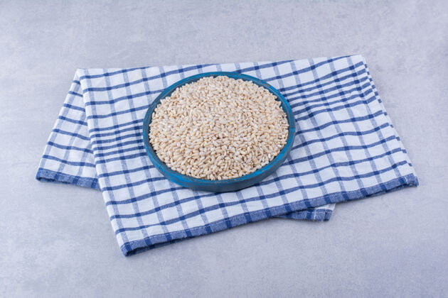毛巾在大理石表面的毛巾上放一小盘米饭谷物农业自然