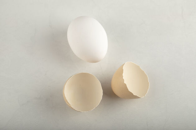 烹饪一个带蛋壳的全白鸡蛋整个破碎新鲜