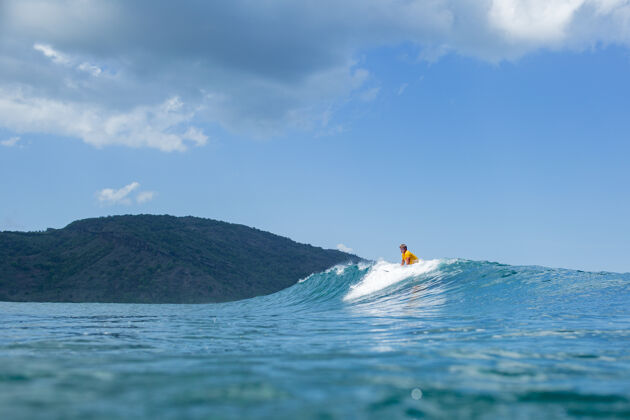 运动员在蓝色波浪上冲浪印度尼西亚人极限