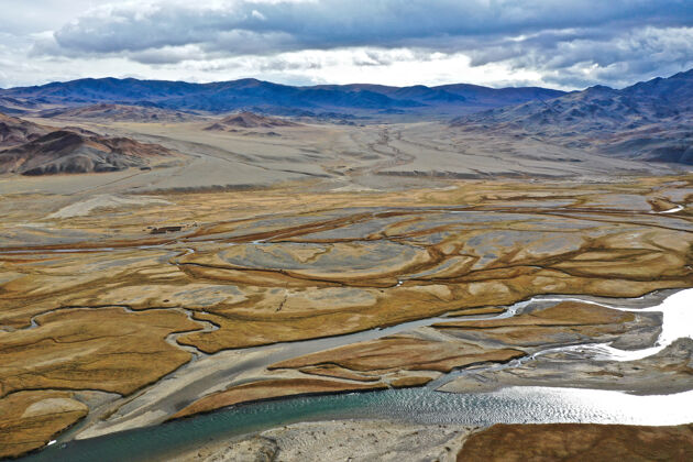 城市空中拍摄蒙古鄂尔浑河水夏天河流