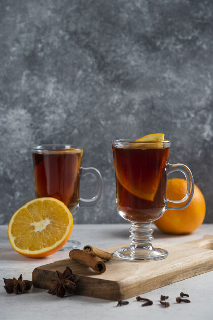 柑橘两杯热茶和肉桂棒液体热果汁