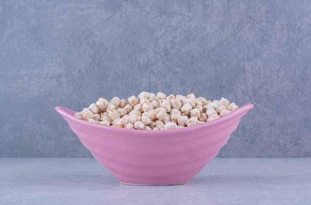 蛋白质一堆鹰嘴豆装在大理石表面的紫色碗里小吃营养料理