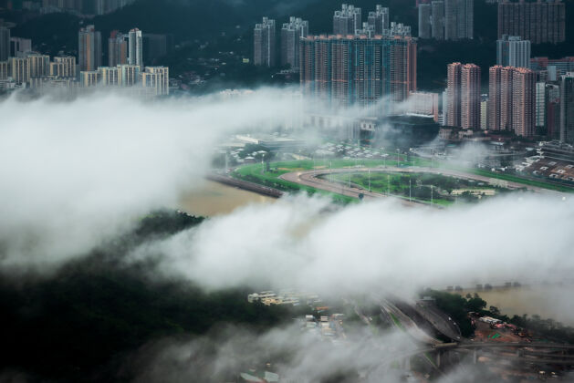 中国迷人的鸟瞰香港市通过云彩米特罗波利斯香港城市
